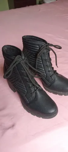Vendo bota ? preta nova cano médio pontuação 34por apenas 120,00