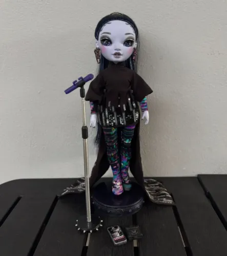 Boneca Rainbow High Shadow High Reina Glitch