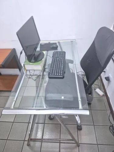Escrivaninha de vidro $200