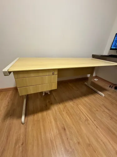 Mesa de escritório com gavetas
