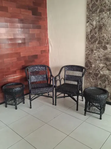 Vendo um frigobar e um conjunto de móveis em vime