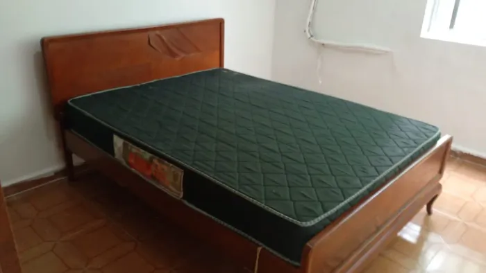 Cama de madeira maciça com colchão ortopédico
