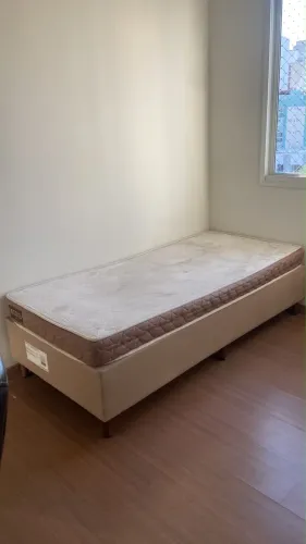 Cama com colchão de solteiro