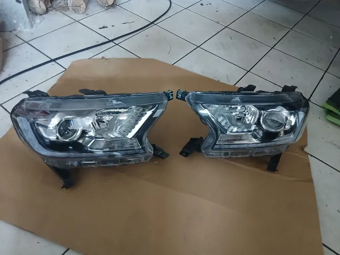 PAR DE FARÓIS ORIGINAL LED COM XENON RANGER 2022
