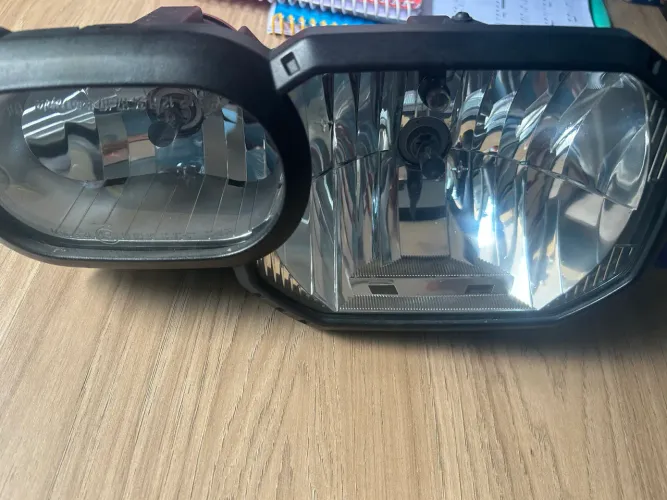 Um farol da BMW 800 Advent