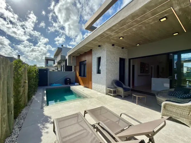 Casa com piscina no condomínio Sunset em Xangrila