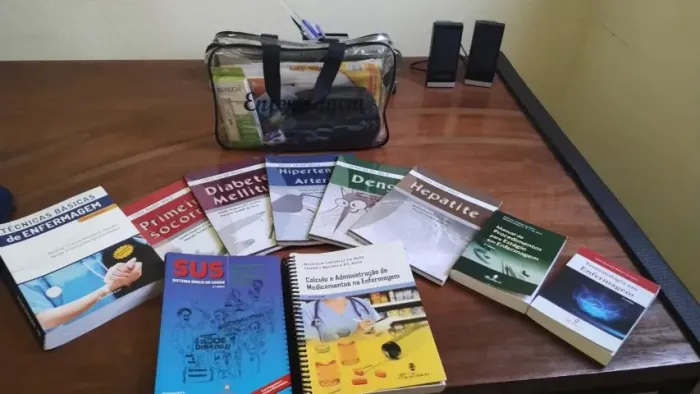 KIT DE ENFERMAGEM + MAIS 12 LIVROS COM BOLSA  TUDO NOVO POR R$250,00