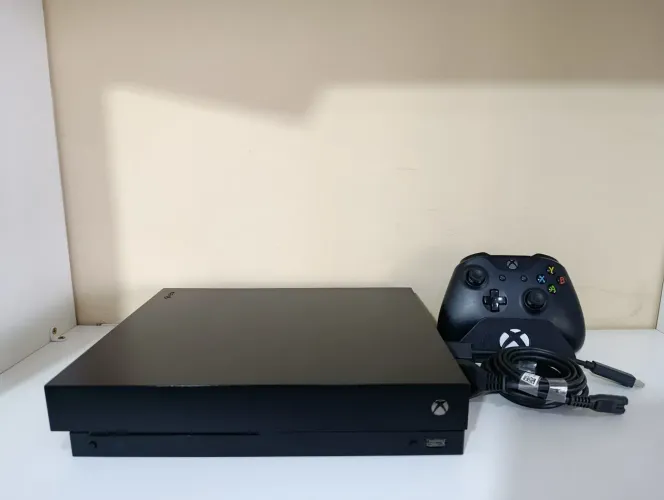 Xbox One X 1 tb novinho com jogo (Aceito Cartão em até 12x).