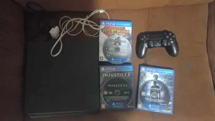 pacote ps4 usado, 3 jogos: Injustice, Uncharted, God Of War Remasterizado, 1 controle