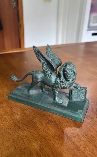 Estatueta Leão de São Marcos de Bronze patinado verde