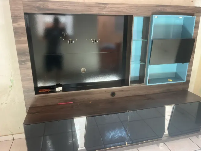 Rack com painel embutido