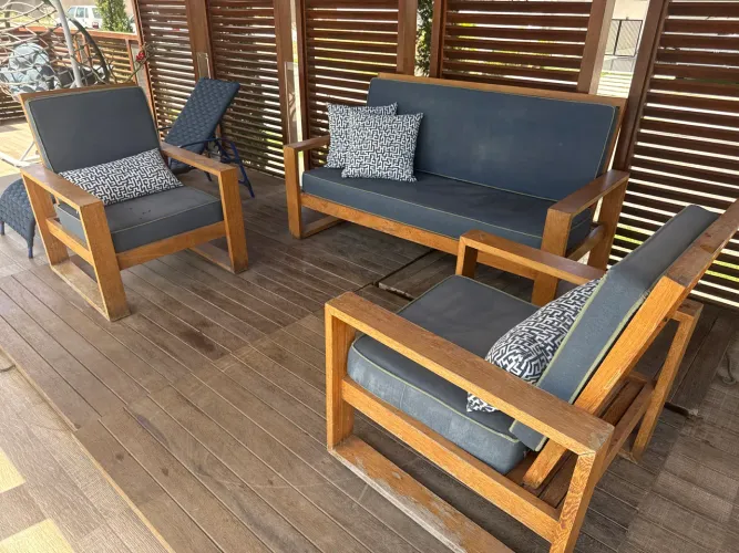 Sofá de madeira maciça Angelin pedra