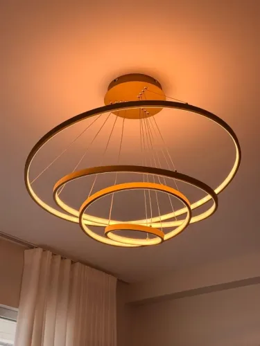 lustre pendente com 4 anéis de led, potência de 86w e luz neutra de 4000k. na cor dourada,