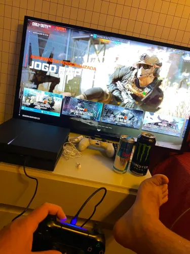 PS4 FAT 1t + 2 controles + 5 jogos + Câmera + Base Carregadora