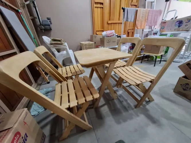 Conjunto de Mesa + 4 cadeiras de Fibra 