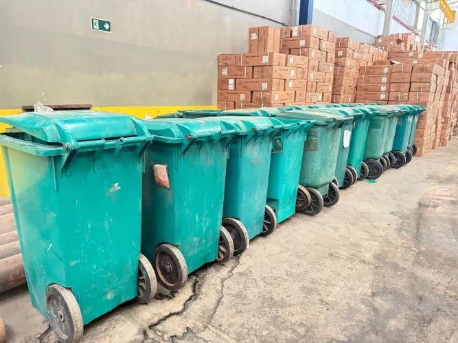 Lixeiras plásticas 240L(valor a negociar)