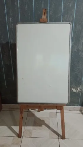 Tripé com quadro branco