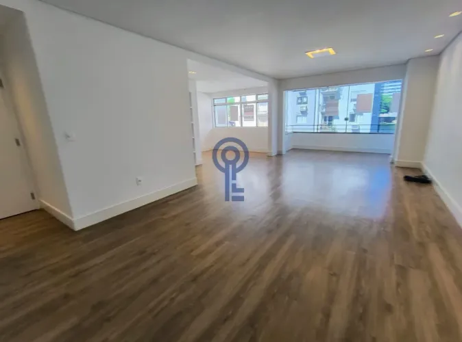 Apartamento com 3 dormitórios no Centro