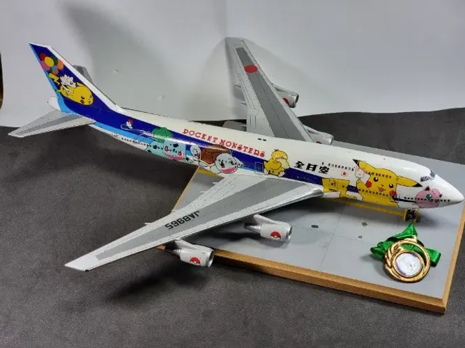 Plastimodelismo montado Boeing 747 Ana Pokemon 1/144