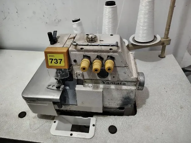 Máquina de Costura Overlock Industrial Yamata FY737A