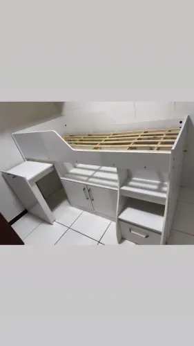 Cama com escrivaninha e escada. (Pouco meses de uso ). 500$.mesa de cabiceira com 3 gaveta