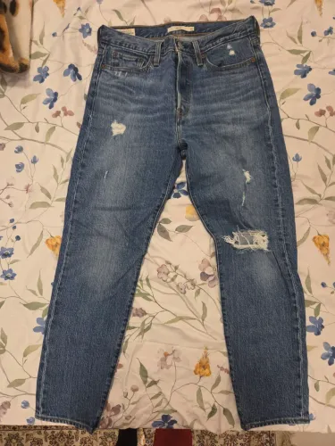 Levis 28 algodão modelo na foto