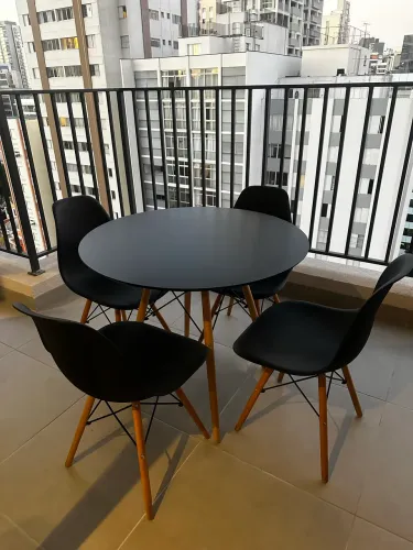 Mesa Redonda Preta com 4 Cadeiras Estilo Eames
