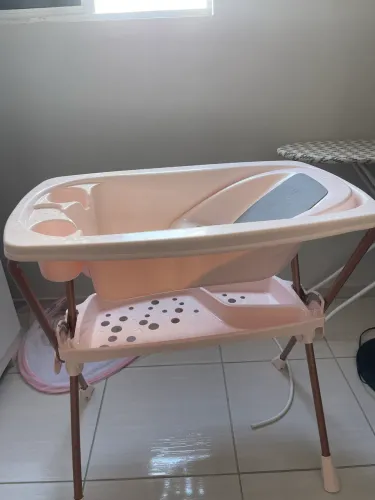 Banheira de bebê feminina com suporte 