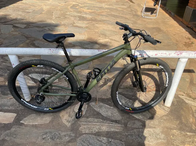 Bicicleta Aro 29 - Quadro 17 - Câmbio Shimano (Praticamente nova!!!)