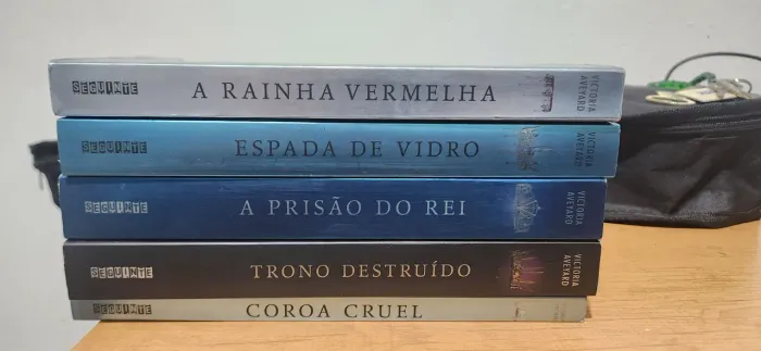 Coleção A Rainha Vermelha seminova excelente estado