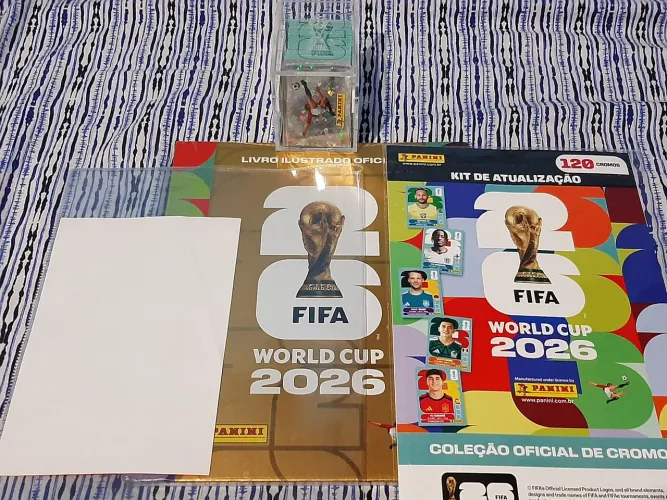 350 figurinhas sem repetição + álbum dourado lacrado e kit de atualização com 120 cromos