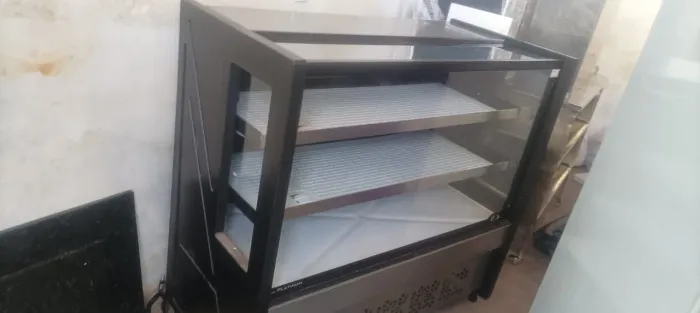 Vendo balcão refrigerado semi novos 6 meses de uso : valor 4,000