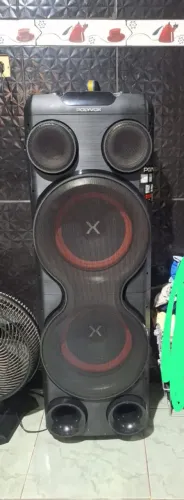 Vendo uma caixa de som da marcar Polyvox com apenas 2 trinco na lateral mas funciona perf