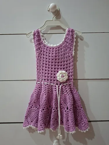 VESTIDO DE CROCHÊ LILÁS COM FLOR