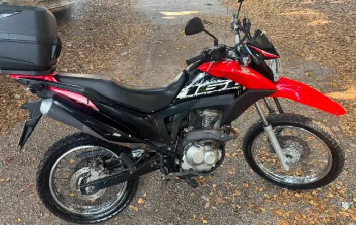 Motocicleta com revisões em dia para venda.