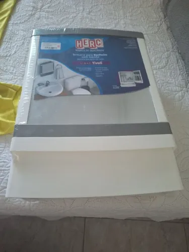 Armário para banheiro com gaveta e espelho 70 reais.