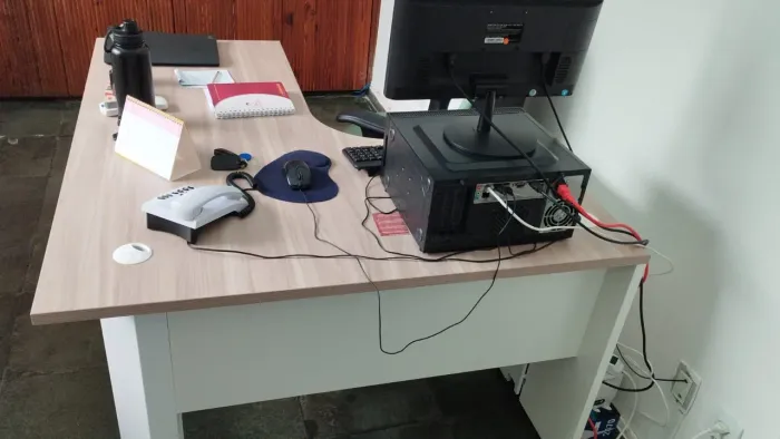 Mesa de escritório Delta tampo 25mm calha para fiação 