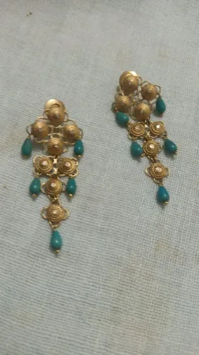 Brincos de ouro com pedras de topazio