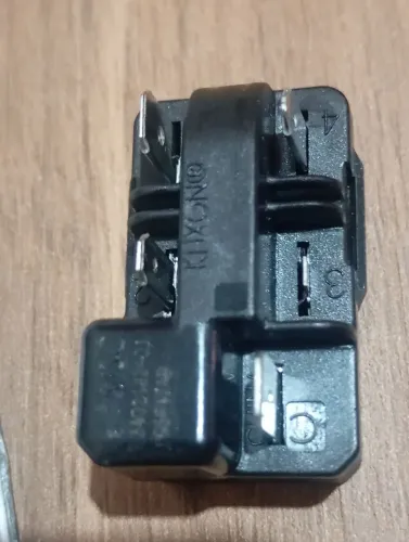 Relê de partida PTC com protetor térmico para compressores de geladeira.