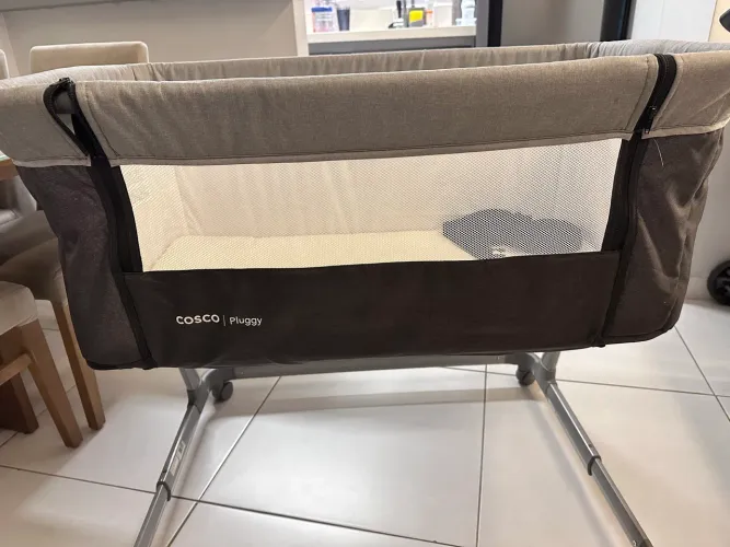 Berço Portátil Cosco Pluggy ( acopla na cama dos pais)