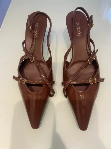 Scarpin Marrom Verniz Salto Médio Slingback Amélia 