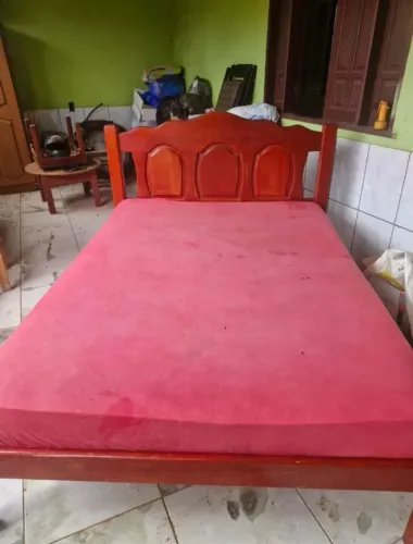 Vende-se essa cama com colchão