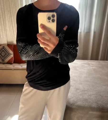 Blusa manga longa preta com detalhe geométrico brilhante