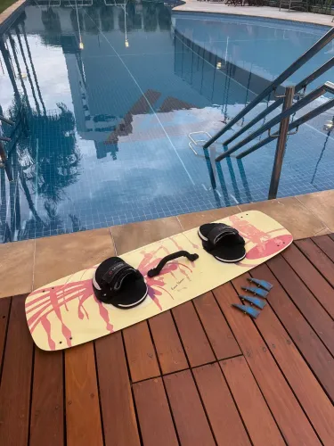 Prancha Wakeboard Kitesurf Híbrida Barco ou Cable, c/ pads Impecável Campinas cambuí