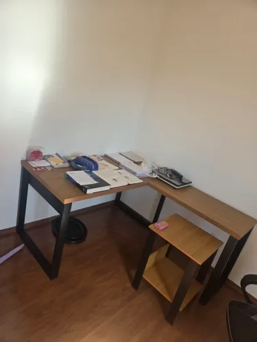 Mesa de estudos em L + rack adicional