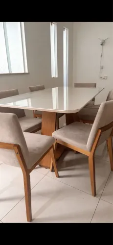 CONJUNTO MESA E CADEIRAS DE MADEIRA 6 LUGARES