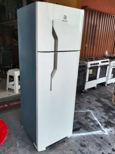 Vendo geladeira seme nova 