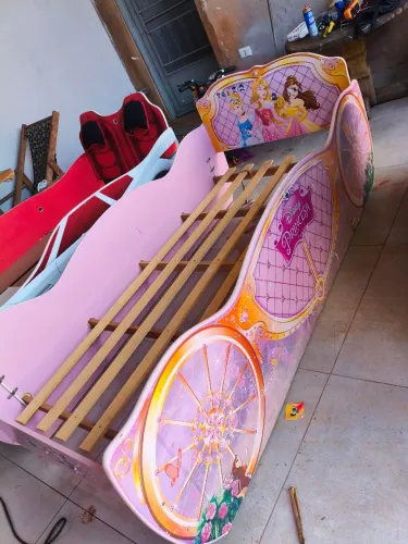 VENDO CAMA INFANTIL PRINCESA E CARRO DE CORRIDA