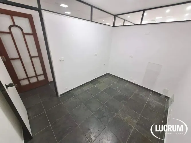 Sala comercial para alugar na Estr. dos 3 Rios 90, recepção + 3 salas (splits novos)