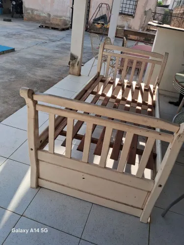 Vendo uma cama de madeira branca de solteiro